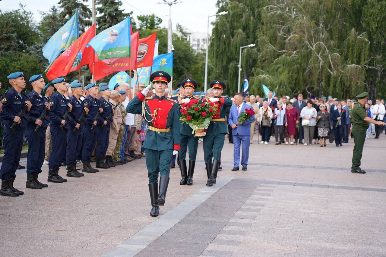 В Ульяновске 2 августа отметят день Воздушно-десантных войск По поручению главы областного центра Александра Болдакина в ознаменование ратных подвигов ульяновских десантников накануне праздника, 1 августа, в Заволжье откроют улицу 104-й десантно-штурмовой дивизии. Ранее с такой инициативой выступили члены общественности. 2 августа в сквере «Олимпийский» состоится праздничная концертная программа «День воздушно-десантных войск России». С 11:00 будут работать различные площадки: выставка современного оружия, военно-спортивная игра «Лазертаг», детская игровая программа. В 12:00 начнётся праздничная концертная программа с участием лучших творческих коллективов и солистов Дворца культуры 1 Мая, а также приглашённых исполнителей. В этот же день в «Прибрежном» в 16:00 стартует яркая патриотическая программа «Крылатой гвардии Слава». Перед гостями парка выступят лучшие творческие коллективы Дворца культуры «Руслан» и Заволжского района, развернётся полевая кухня, интерактивная патриотическая площадка для детей и взрослых. 1-3 августа в парке имени 40-летия ВЛКСМ запланировано Первенство России среди юниоров 14-16 лет, Всероссийские соревнования по спортивному ориентированию.