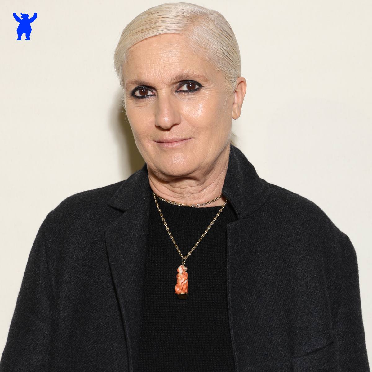 Мария Грация Кьюри стала главным креативным директором Fendi Проработав почти десять лет в Dior дизайнер возвращается туда где когда то начинала карьеру в 1989 году она работала в Fendi над коллекциями аксессуаров Теперь Кьюри возглавит все направления бренда от prêt à porter до кутюра CEO Fendi Рамон Рос отмечает У Марии Грации поразительная эмпатия она мгновенно чувствует контекст понимает что происходит в мире и что этому миру нужно Свою первую женскую коллекцию для Fendi дизайнер покажет в Милане уже в феврале 2026 года В июне и июле последуют мужская и кутюрные линии Читайте на Russian Business rb ru