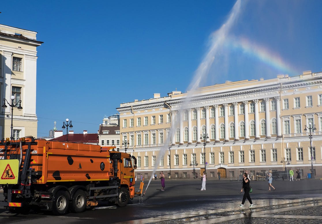 Дорожники выливают на улицы Петербурга более 10 тыс. кубометров воды в сутки В Петербурге из-за «оранжевого» уровня опасности и жары дорожники увеличили объем использования воды до более 10 тыс. куб. м в сутки. Комитет по благоустройству поручил усилить орошение. Для вертикального полива применяется чистая питьевая вода. Струи под давлением разбрызгиваются под углом 70–80 градусов, облегчая перенос жары. В объем 10 тыс. куб. м входит мойка дорог и тротуаров, особенно в местах с трафиком. Для смывания загрязнений у общепита, метро, остановок применяется «шампунь». С начала сезона в Петербурге для уборки улиц использовано почти 1,1 млн куб. м воды. Сегодня на линию вышли 529 единиц техники и 926 дворников. Фото: Майя Жинкина, Коммерсантъ
