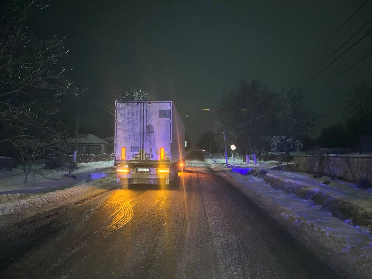 Полиция В Единецком районе из за гололёда возникли проблемы с движением По данным полиции в селе Тринка на дороге в сторону села Коржеуцы Бричанского района трассу сковал гололед движение по ней небезопасное Водителей призывают быть внимательными ехать медленнее и соблюдать дистанцию Подпишись на primulinmd