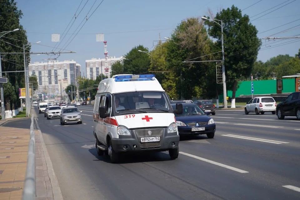 Сердце останавливалось четыре раза В Сочи спасли 10 летнего мальчика с ранениями шеи В Сочи врачи буквально вырвали ребенка из лап смерти 10 летний школьник получил тяжелейшие ранения шеи и потерял много крови Скорая приехала за 6 минут хотя дом даже не был отмечен на карте Диспетчер успела не только направить бригаду но и по телефону объяснила очевидцам как остановить кровотечение Дальше гонка со временем Фельдшер решил не ждать подмоги и повез мальчика сразу в больницу Патрульные расчистили дорогу мигалками Через 25 минут ребенок уже был на операционном столе Врачи боролись за его жизнь несколько часов Сердце мальчика останавливалось четыре раза Но медики не сдались Через двое суток он пришел в себя и даже заговорил Сейчас его жизни ничто не угрожает kp kuban