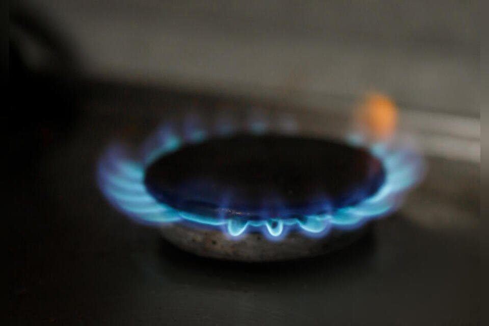 Забайкалью поручили обновить обоснование проекта газификации Читы До 1 декабря регион должен представить обновлённое финансово экономическое обоснование газификации частного сектора Читы сообщил сенатор Баир Жамсуев со ссылкой на Минприроды РФ Документ должен уточнить долю внебюджетных средств софинансирование источники поставок газа и объём субсидий На заседании Совета Федерации напомнили что проект реализуется уже три года а завершение намечено на 2027 год Сейчас определён новый концессионер и создаётся дорожная карта регион ведёт работу по заключению долгосрочных контрактов на поставку СПГ Подробности   ЗДЕСЬ