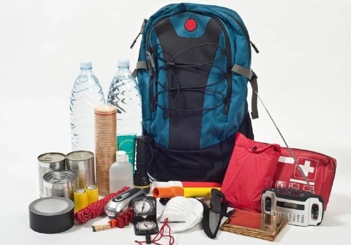 Министр по ЧС Камчатки призвал камчатцев не забывать о тревожном чемоданчике Врио министра края по чрезвычайным ситуациям Сергей Лебедев на своей странице в соцсетях объяснил почему экстренные СМС оповещения о землетрясениях приходят с задержкой а также напомнил о необходимости всегда держать под рукой тревожный чемоданчик передаёт РАИ КАМЧАТКА ИНФОРМ По его словам эсэмэски приходят камчатцам с опозданием из за особенностей работы системы Основная задержка возникает на этапе отправки сообщений операторами связи После поступления данных от учёных дежурный Центра обработки данных направляет запрос телеком компаниям Затем операторы ставят сообщения в очередь и отправляют пакетами по 500 номеров Именно такая пакетная отправка приводит к тому что одни абоненты получают предупреждение в течение 10 минут а другие могут ждать его до часа Также Лебедев напомнил о необходимости иметь тревожный чемоданчик на случай природных катаклизмов В нём обязательно должны быть документы или их копии аптечка средства личной гигиены тёплые вещи продукты на 2 3 суток вода фонарик спички или зажигалка и многофункциональный нож Не забывайте что экстренный чемоданчик должен быть в доступном месте Регулярно проверяйте срок годности вещей и продуктов и заменяйте их при необходимости добавил министр Напомним в последние двое суток на Камчатке резко выросло количество афтершоков после землетрясения 30 июля Жители края начали волноваться не является ли это предвестником мощного подземного толчка Фото vk com lsv palana КАМЧАТКА ИНФОРМ новости Камчатки в Telegram Фоторепортажи и эксклюзивные материалы на kamchatinfo com НАПИСАТЬ НАМ