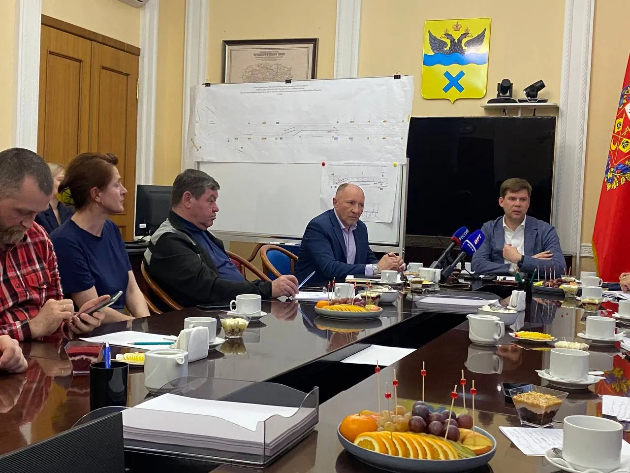Уроженцы Сенегала будут убирать улицы Оренбурга Про Общество 70 человек из Сенегала прибыли в Оренбург чтобы работать дворниками Так мэрия города решает проблему кадрового голоса в сфере ЖКХ С иностранными специалистами прибыл сопровождающий Их разместили в муниципальном помещении Иностранцев планируют использовать на тех местах где не так много людей На Донгузской и прочих улицах где требуется много физической работы Зарплата 55 тыс в месяц Их задача привести в порядок удаленные участки города По словам Альберта Юмадилова эти сенегальцы не останутся в городе по завершению контракта который будет действовать до конца года они поедут домой Сайт Telegram VK Max 16 oren4oren