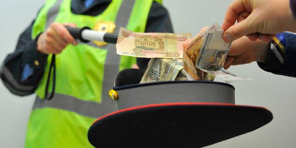 За попытку дать взятку сотруднику ГИБДД мужчина поплатился свободой Петропавловск Камчатский городской суд вынес обвинительный приговор 51 летнему мужчине признанному виновным в попытке дачи взятки ч 3 ст 291 УК РФ сообщает ДПС Камчатка В декабре прошлого года в Усть Большерецком районе мужчину остановили за управление автомобилем в состоянии опьянения Против него составили административный протокол Несколько дней спустя желая избежать ответственности и списать дело фигурант предложил начальнику местной ГИБДД 100 000 рублей за уничтожение материалов Полицейский взятку не принял а зафиксировал противоправное предложение и передал информацию для дальнейшего разбирательства В итоге суд назначил виновному наказание в виде 3 лет лишения свободы в колонии общего режима а также штраф в размере 1 млн рублей Сто тысяч рублей предназначенных для взятки конфискованы в доход государства