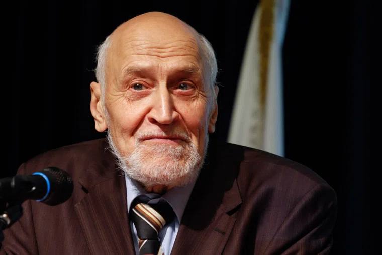 К хорошим новостям у Николая Дроздова наступила ремиссия Ведущий и зоолог Николай Дроздов справился с онкологией Последние анализы показали стабильное состояние и он смог отказаться от лекарств перейдя на поддержку здоровым образом жизни Как рассказала его супруга Дроздов дважды в неделю занимается на тренажёрах следит за питанием и контролирует уровень белка   пожелаем крепкого здоровья Спутник FM Уфимская Волна