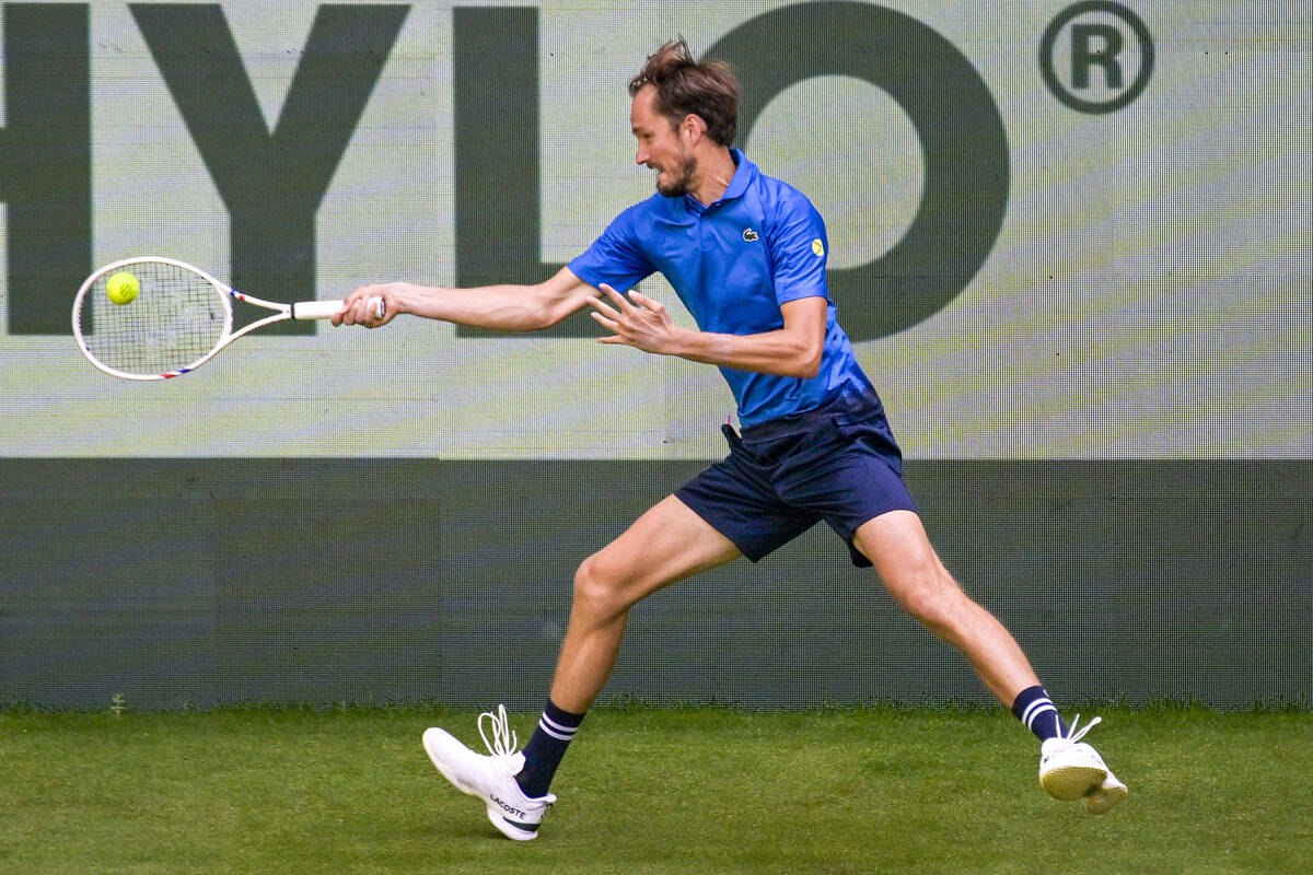 Даниил Медведев впервые с марта вышел в полуфинал турнира ATP Российский теннисист Даниил Медведев вышел в 1/2 финала турнира ATP в Галле Германия . В четвертьфинале 29-летний россиянин, посеянный на турнире под третьим номером, победил американца Алекса Михельсена, 33-ю ракетку мира, со счетом 6:4, 6:3. Следующим соперником Медведева будет победитель пары Александр Зверев Германия — Флавио Коболли Италия . В полуфинал турнира ATP Медведев последний раз выходил в марте на «Мастерсе» в Индиан-Уэллсе, где уступил датчанину Хольгеру Руне. Последний турнир россиянин, бывшая первая ракетка мира, выиграл в мае 2023 года в Риме. Global Look Press Подписаться на «РБК Спорт»