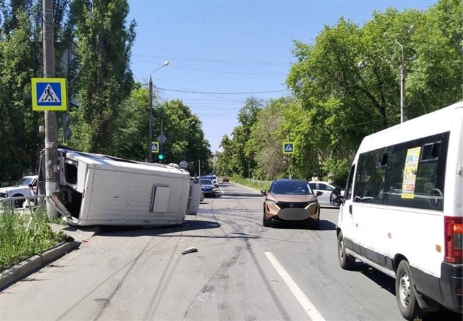 В Тольятти автобус не поделил дорогу с "двенадцатой" В понедельник, 26 мая, в Тольятти произошло ДТП с участием автобуса. Об этом сообщает ГУ МВД России по Самарской области. Фото: ГУ МВД по Самарской области