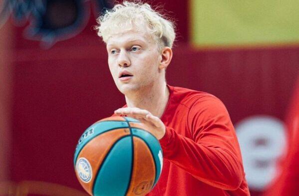 Касаткин не будет оспаривать решение суда Франции об экстрадиции в США Об этом сообщил адвокат баскетболиста Фредерик Бело Даниил Касаткин решил не подавать апелляцию Он считает что следственная палата отнеслась к нему предвзято Он считает что в нынешних политических условиях у него нет никаких шансов в кассационном суде приводит ТАСС слова Бело Он также отметил что Касаткин настаивает на своей невиновности и ждёт решения премьер министра Франции Он рассчитывает на поддержку своей страны России что является его последней надеждой перед неизвестностью экстрадиции в США добавил Бело Подписаться на Говорит Москва Telegram VK MAX