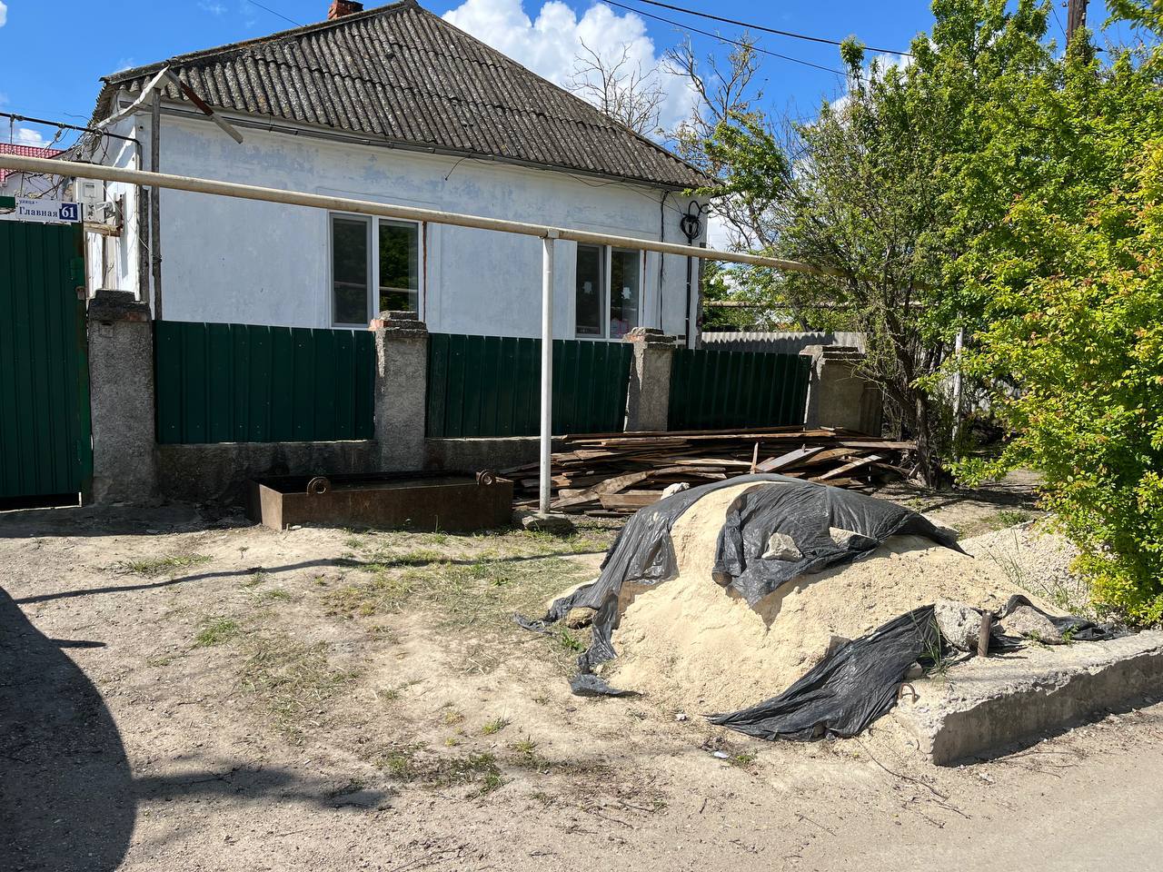 Керчан оштрафовали за свалки у дома Троих керчан оштрафовали за свалки у дома. Каждый из них заплатил по 7 тысяч рублей. Ещё пятеро получили предупреждения о необходимости в кратчайшие сроки привести в порядок придомовую территорию. Об этом сообщил глава администрации Олег Каторгин. Рейды по выявлению нарушителей правил благоустройства специалисты муниципального контроля провели в районе улиц Пушкина, Некрасова, Главной и Феодосийского шоссе. Проверки продолжат. Фото: Олег Каторгин telegram Написать в редакцию: kerch24 .tv Керчь 24