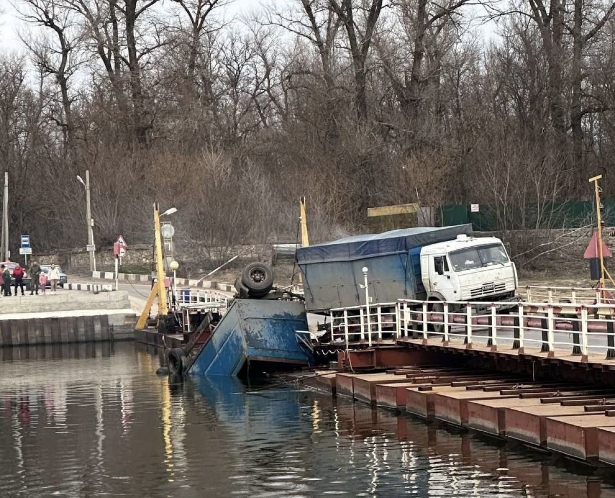 В Богучарском районе КамАЗ сорвался с понтонного моста и упал в Дон     Вечером 21 марта в Богучарском районе Воронежской области произошло ДТП, которое могло обернуться трагедией. На понтонном мосту через реку Дон многотонный КамАЗ с полуприцепом потерял управление и рухнул в воду. К счастью, водитель не пострадал, однако сам грузовик получил серьёзные повреждения, а металлическое ограждение переправы оказалось разрушено.  ↗  Прислать новость   Подписаться