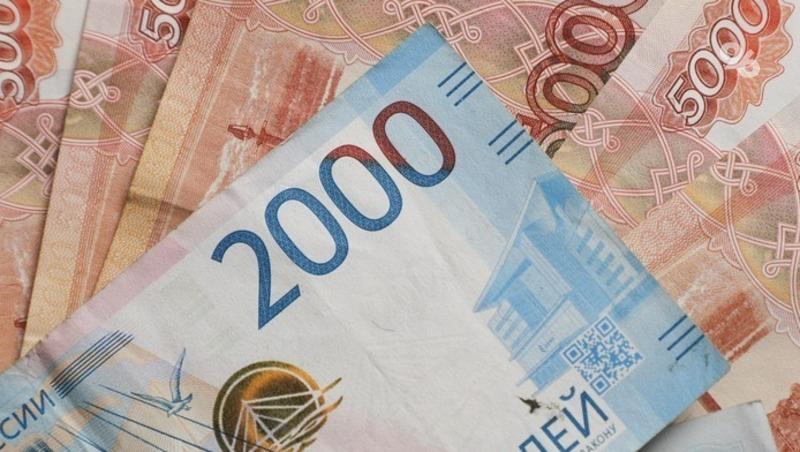 Недобросовестных родителей в России будут наказывать штрафами и арестами Госдума РФ одобрила изменения в законодательстве, которые усиливают административную ответственность родителей за неисполнение своих обязанностей по обеспечению детей всем необходимым, их воспитанию и обучению. Подробнее RT об этом рассказал юрист Илья Русяев. Раньше за нарушение можно было отделаться предупреждением или заплатить от 100 до 500 рублей, а теперь диапазон штрафов расширился — от 500 до 2 тыс. рублей. Эта инициатива вызвана увеличением количества случаев, когда родители не проявляют интереса к жизни своих детей или открыто отказываются от участия в ней. Новые меры позволяют эффективно реагировать на проблемы на ранних стадиях. Теперь за подобные правонарушения предусмотрены не только штрафы и аресты, но и обязательные работы сроком до 100 часов — например, в случае с пропагандой или публичной демонстрацией запрещённой символики. При этом предмет административного нарушения будет конфискован.