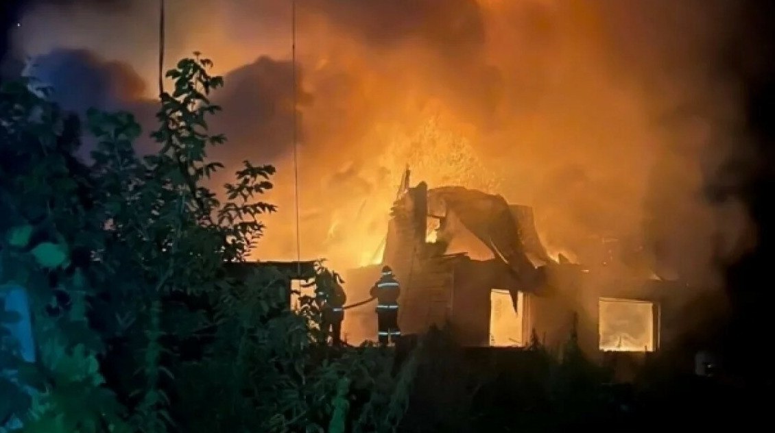 Дом вспыхнул в Туркестанской области 12 погибших большинство дети В Туркестанской области в частном доме вспыхнул пожар в результате которого погибли 12 человек включая девятерых детей Троих пострадавших эвакуировали в бессознательном состоянии передает ArbatMedia Пожар начался ранним утром в селе Алгабас Загорелся двухэтажный жилой дом Спасатели вынесли из здания трёх человек без сознания и передали врачам скорой помощи Внутри были обнаружены тела 12 погибших среди которых девять детей По рассказам соседей в доме находились гости так как накануне у хозяев проводилось мероприятие Пожар полностью ликвидирован на площади 360 кв м На месте продолжают работать экстренные службы Идёт расследование специалисты устанавливают причину возгорания Президент Касым Жомарт Токаев выразил соболезнования родным погибших Правительству и руководству области поручено оказать необходимую помощь семьям и провести полное расследование случившегося Прислать новость