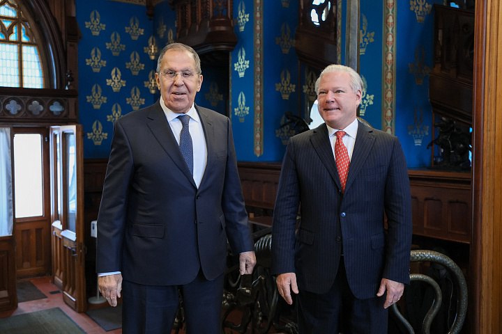 Министр иностранных дел России Сергей Лавров провёл встречу с руководством и членами Американской торговой палаты в России в ходе которой обсуждались международная обстановка и перспективы российско американских отношений В ходе беседы Лавров изложил оценки текущих тенденций в мировой политике а также подходы Москвы к развитию отношений с США с учётом демонстрируемого администрацией Дональда Трампа настроя на содействие устойчивому урегулированию конфликта вокруг Украины Отдельное внимание было уделено роли деловых кругов в восстановлении торгово инвестиционных связей между Россией и Соединёнными Штатами Стороны провели полезный и предметный обмен мнениями по ряду актуальных вопросов подчеркнув потенциал бизнеса как одного из факторов способных придать импульс нормализации экономического взаимодействия двух стран Читай в Max Читай в Telegram Смотри на RUTUBE