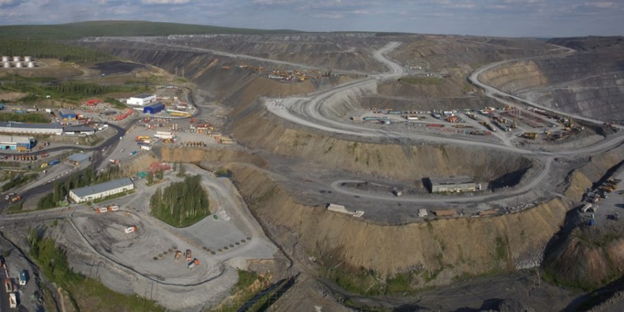 Полиметаллическое месторождение в Забайкалье выставляют на аукцион Воздвиженскую полиметаллическую площадь в Нерчинско Заводском округе Забайкалья снова выставят на торги 26 декабря 2025 года Первый аукцион в августе провалился заявок не поступило Несмотря на это Дальнедра подняли стартовый платёж за 25 летнюю лицензию на геологическое изучение разведку и добычу полезных ископаемых с 341 44 миллиона рублей до 345 74 миллиона По подсчётам на участке содержатся 852 кг рудного золота 62 т серебра 42 6 тыс т цинка и 23 7 тыс т свинца Проверены как первичные так и окисленные руды что снижает стартовые геологические риски для будущих разработок Площадь граничит с юго западной частью села Нерчинский Завод и почти упирается в границу с Китаем Через участок проходит шоссе Нерчинский Завод Сретенск ведущая к пограничному пункту Олочи Шивэй Логистика налажена остаётся дождаться инвесторов