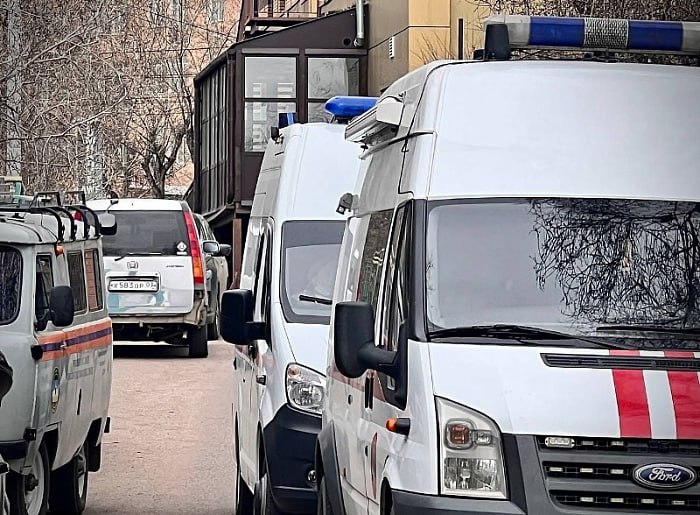 Улан удэнец три года отказывался от операции и в итоге попал в больницу с гнойником в плече Проблемы начались после регулярных силовых тренировок в ходе которых он получал внутрисуставные инъекции для облегчения боли Несмотря на рекомендации врачей пройти операцию артроскопию плечевого сустава пациент на протяжении длительного времени отказывался от хирургического вмешательства 5 ноября после интенсивной физической нагрузки у мужчины возникла острая боль в плече Три дня спустя 8 ноября он обратился в БСМП где ему поставили диагноз растяжение связок и рекомендовали пройти МРТ а также обратиться в больницу им Семашко для дальнейшего лечения так как БСМП не проводит артроскопию плеча К 9 ноября состояние пациента ухудшилось Врачи БСМП предложили госпитализацию для стабилизации состояния и подготовки к операции в РКБ им Семашко но он снова отказался 10 ноября после пункции в частной клинике у мужчины развилась тяжелая гнойная инфекция Здесь уже без вариантов чемодан скорая больница И пусть еще скажет спасибо что руки не лишился Новости Бурятии