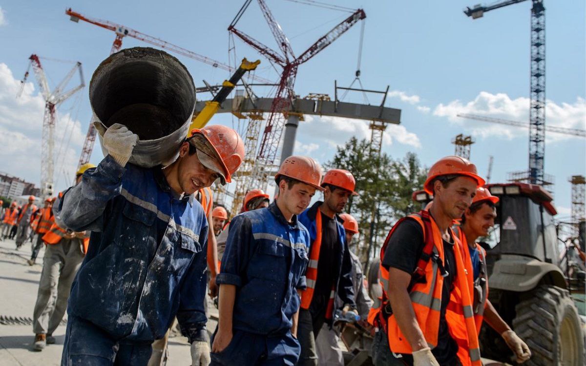В Минтруда назвали количество трудовых мигрантов в Беларуси и где они работают Сегодня в Беларуси работают 32 тыс трудовых мигрантов что в полтора раза больше чем годом ранее В основном это граждане государств Средней Азии более половины работающих в Беларуси мигрантов из Туркменистана и Узбекистана Порядка 70 мигрантов в Беларуси заняты в рабочих профессиях на транспорте в гостинично ресторанном бизнесе в торговле и промышленности  Подробнее