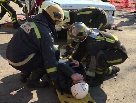 Действия при ДТП отточили спасатели Калужской области на соревнованиях  Навыки спасения пострадавших из автомобиля после ДТП продемонстрировали спасатели. Шесть команд из Калуги и районов региона приняли участие в областном этапе соревнований. Это спасатели из Калуги, Обнинска, Людинова и Перемышля.