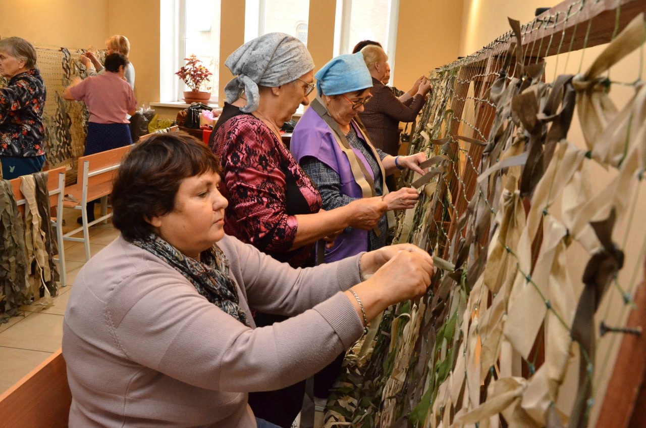 Волонтеры из Калачинска отправили в зону СВО уже больше тысячи маскировочных сетей Губернатор Виталий Хоценко поблагодарил добровольцев за труд Руководительница волонтерской организации Наталья Буряк рассказала губернатору что работа эта долгая и требует большого терпения В мастерской трудятся люди разных возрастов но особенно много женщин которые уже находятся на пенсии