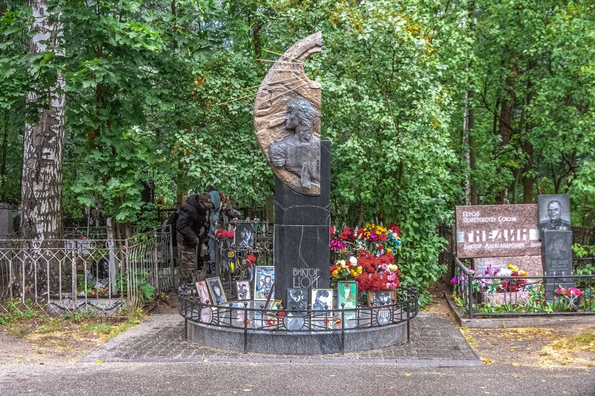 Порвали трусы и стреляли в лоб на моряка напали подростки у могилы Виктора Цоя В Петербурге моряк Иван Шац стал жертвой подростков на Богословском кладбище Молодые люди приставали к нему угрожали ножом и стреляли в лицо из игрушечного пистолета Когда Иван попытался уйти его догнали четверо избили сорвали одежду и забрали 100 долларов и 350 евро В результате у мужчины сломан нос ушибы и ссадины GradSPb Места СПб TodaySPb Новости СПб