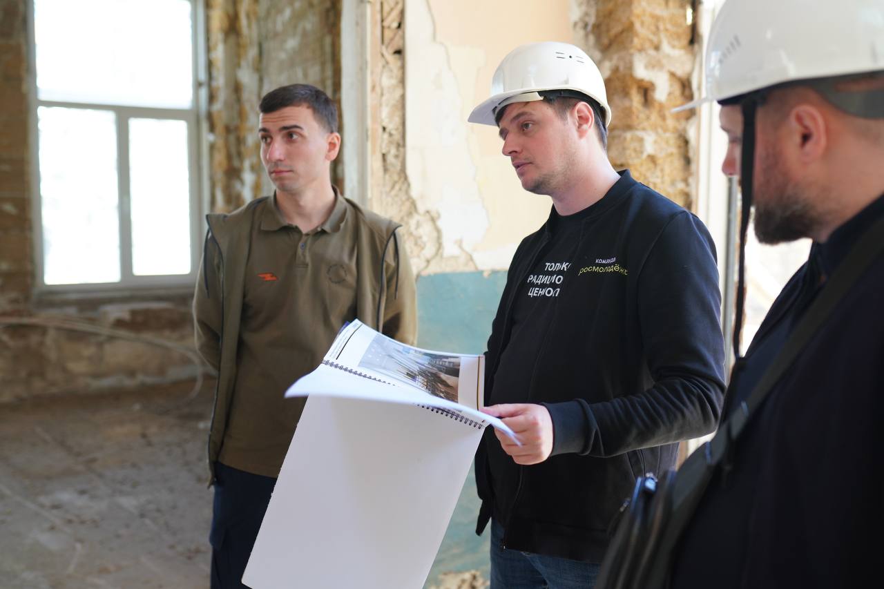 В прошлом году Крым победил во Всероссийском конкурсе программ комплексного развития в субъектах РФ «Регион для молодых». Вместе со статс-секретарём-заместителем руководителя Росмолодёжи Денисом Ашировым посетили будущий молодежный центр «Чехов». Сейчас ведутся строительные работы и уже в этом году он будет открыт. Уверен, что пространство станет настоящей точкой притяжения для молодежи со всей республики #Госкоммол #МолодежьКрыма