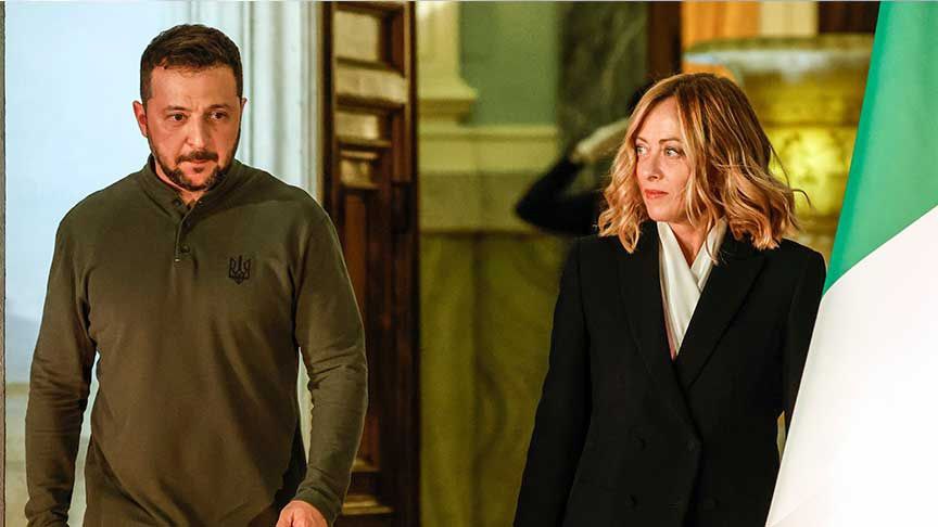 Италия в ближайшие недели направит Украине генераторы для поддержки энергетической инфраструктуры Anadolu Премьер министр Италии Мелони в воскресенье провела телефонный разговор с президентом Украины Зеленским и заявила что ее страна направит в Украину экстренную помощь для укрепления ее энергетической инфраструктуры Это обещание прозвучало в преддверии запланированных на ближайшие дни поездок Зеленского в Лондон Брюссель и Рим для обсуждения с европейскими лидерами мирного процесса с Россией говорится в заявлении офиса Мелони Caucasian bureau