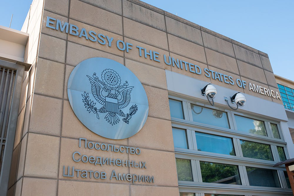 Посол РФ в США сообщил о воссоединении семей после письма Меланьи Трамп Владимиру Путину Семь детей вернулись на Украину одна девочка в Россию Заявление Александра Дарчиева опубликовал сайт дипмиссии нашей страны в Соединённых Штатах Подчеркну что факты воссоединения детей с родными и близкими подтверждаются сотрудниками Международного комитета Красного Креста которые сопровождают ребёнка отметил дипломат infostreams