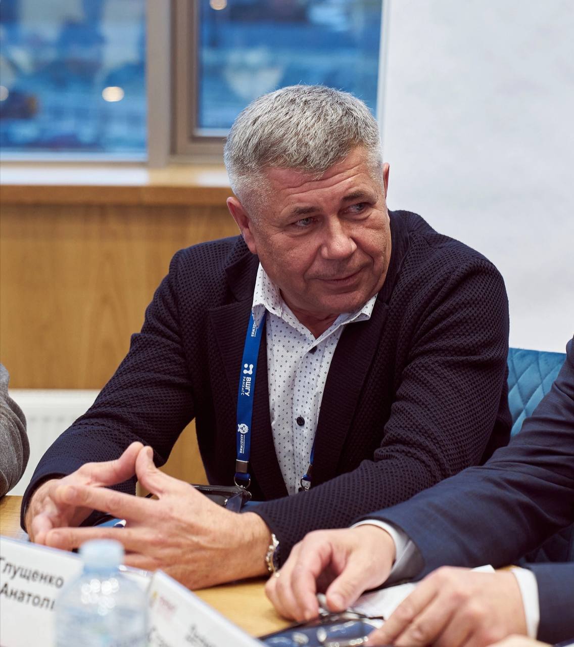 Александр Хинштейн озвучил, главы каких районов лучше работают в соцсетях Подводя итоги майского рейтинга по работе в соцсетях среди глав муниципальных образований, врио губернатора отметил, что замыкает его исполняющий обязанности главы Суджанского района Юрий Дмитрюков. В мае он не опубликовал ни одной публикации. Аутсайдером рейтинга также стали глава Солнцевского района Геннадий Енютин, глава Курчатовского района Александр Ярыгин и глава Кореневского района Владимир Жиленков. В лидерах - глава Обоянского района Игорь Глущенко, второе место у главы Пристенского района Виктора Петрова. Третье место разделили глава Медвенского района Виктор Катунин и глава Щигровского района Юрий Астахов.