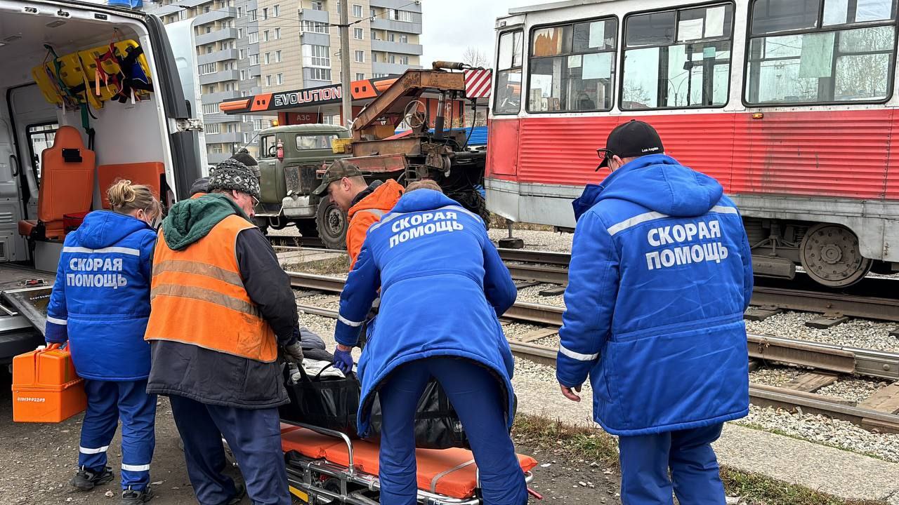 В Бийске мужчина попал под трамвай  Для извлечения пострадавшего из под вагона потребовалась специализированная техника. Причины и обстоятельства выясняют сотрудники правоохранительных органов. Сообщается, что пострадавшего в тяжёлом состоянии бригада скорой помощи доставляет в Центральную городскую больницу.    Толк