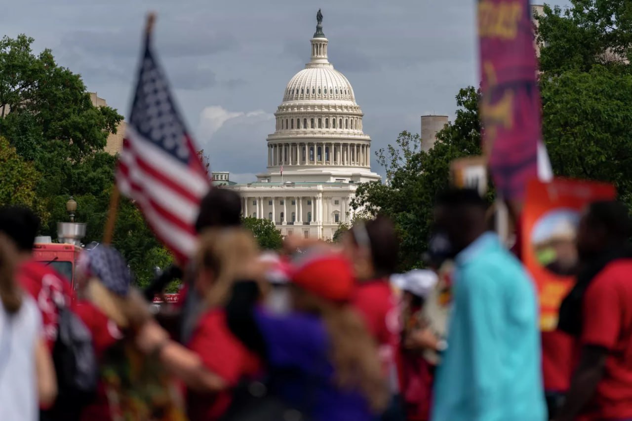 Более половины — 56% — американцев считают, что введенные Трампом пошлины негативно повлияли на их семейные бюджеты, — следует из опроса Bloomberg.  69% респондентов теперь ждут роста цен на товары повседневного спроса.   52% опрошенных утверждают, что обещанные выгоды от введения пошлин не стоят тех экономических издержек, с которыми столкнулись США.  Заря   Новости - Подписаться