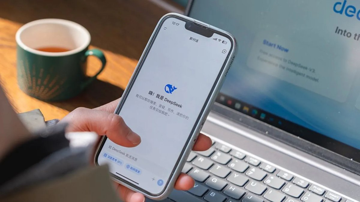 DeepSeek обучает новую ИИ модель на чипах Nvidia Blackwell которые контрабандой доставляли в Китай через подставные дата центры в третьих странах пишет The Information Nvidia заявила что о схеме с фантомными центрами ей не известно DeepSeek выпустила первую рассуждающую модель в 2024 году Запуск DeepSeek R2 планировали в мае 2025 го но отложили на неопределённый срок vc ru ai 2643547