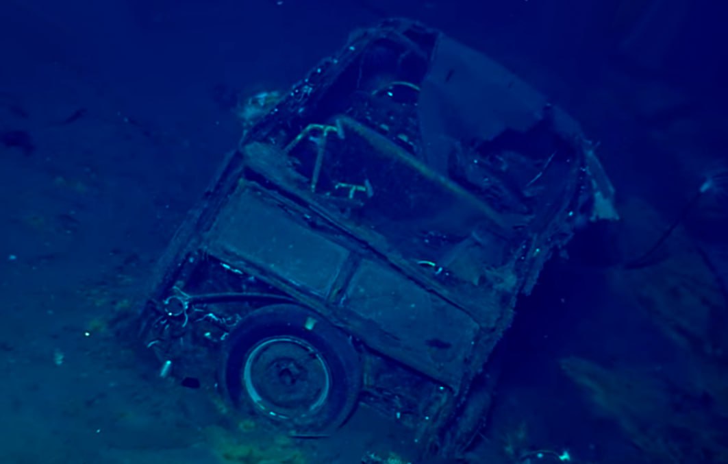 На затонувшем в 1942 году авианосце нашли редкий автомобиль 1940-х годов В ангаре затонувшего в 1942 году американского авианосца «Йорктаун», подбитого японской подлодкой в ходе Второй мировой, обнаружили загадочный автомобиль. По одной из версий, это может быть Ford Super Deluxe Woody начала 1940-х. Находка уже вызвала оживлённые споры среди историков, сообщает Miami Herald. Такие автомобили действительно использовались в армии и на флоте, но модель Woody ранее не числилась среди штабных машин на вооружении. По версии специалистов, автомобиль мог принадлежать капитану или адмиралу. Предполагается, что его погрузили на корабль в Перл-Харборе, куда «Йорктаун» прибыл на ремонт после боя в Коралловом море.