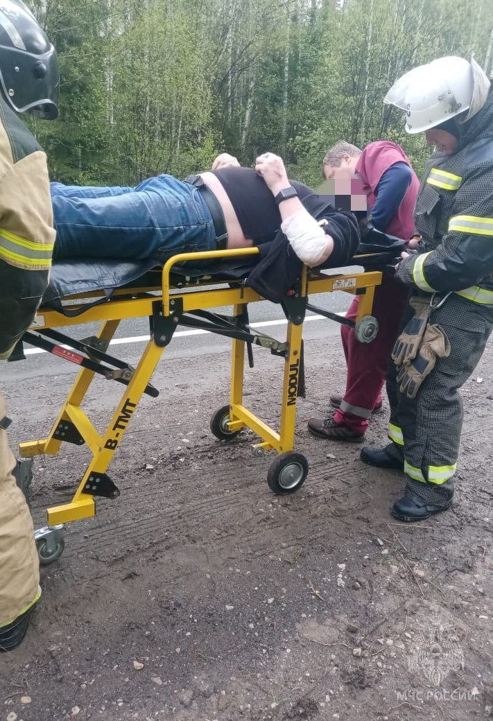 Пострадавшего в ДТП водителя спасли с помощью "Медведя" Сегодня утром в Пижанском районе Scoda Yeti съехал в кювает, а после наехал на препятствие. В результате ДТП водителя зажало в салоне. На месте аварии выезжало отделение 46-й пожарно-спасательной части. Сотрудники деблокировали пострадавшего с помощью гидравлического инструмента "Медведь" и помогли транспортировать к машине скорой помощи.