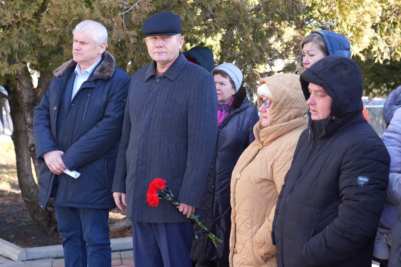 В Архангельском сельском поселении открыли мемориальную доску почетному гражданину Тихорецкого района.   Торжественное мероприятие состоялось на сахарном комбинате в пос. Малороссийском. Мемориальная доска в память о Викторе Васильевиче Гузий увековечена на административном здании предприятия. От имени главы муниципалитета с торжественной речью выступил его заместитель Андрей Васильевич Аулов.   Виктор Васильевич Гузий проработал генеральным директором сахарного завода Тихорецкий с 1974 по 2005 гг. За это время предприятие не раз становилось лучшим на Северном Кавказе, всероссийском и всесоюзном уровнях. За вклад в развитие перерабатывающей промышленности и многолетний плодотворный труд Виктор Васильевич был награжден орденом «За заслуги перед Отечеством» III степени. А в 2022 году – медалью «За выдающийся вклад в развитие муниципального образования Тихорецкий район».   Мемориальную доску открыли в день рождения Виктора Васильевича, 18 декабря. Он ушел из жизни в 2024 году, в возрасте 88 лет.