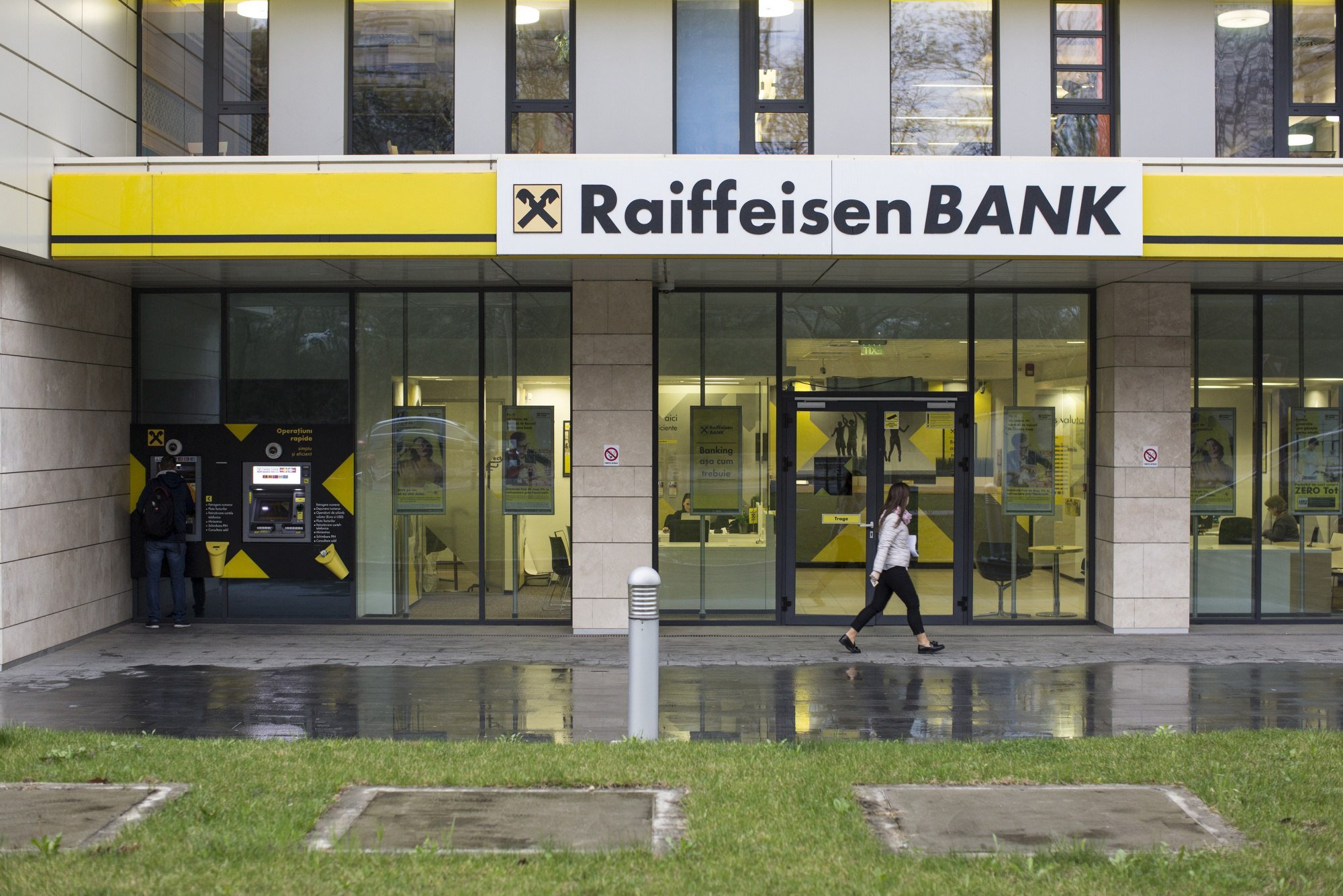 Raiffeisen освобождается от Приорбанка в Белоруссии    Raiffeisen Bank International  RBI  продает свою долю в белорусском Приорбанке инвестору из ОАЭ. Как сообщает Bloomberg, 88% акций банка перейдут к Soven 1 Holding Limited к 4-му кварталу 2024 года. Этот шаг позволит Raiffeisen покинуть белорусский рынок и упростить свою операционную деятельность, снизив риски в Восточной Европе. Однако, эта сделка может принести банку убытки в размере 800 млн евро, включая 300 млн евро из-за разницы между ценой покупки и балансовой стоимостью Приорбанка. Несмотря на это, списания не повлияют на финансовое положение группы Raiffeisen.