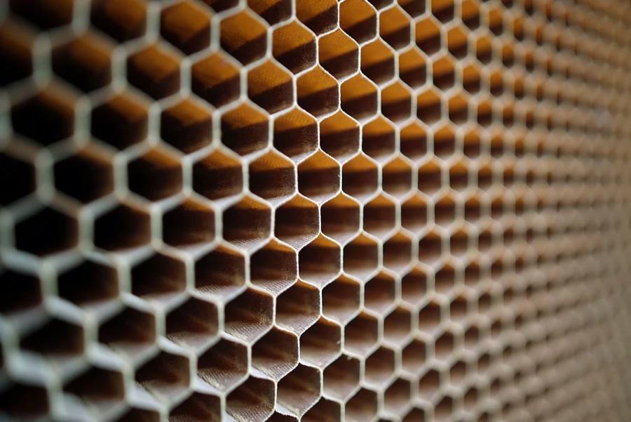 Новые материалы ОНПП Технология обеспечили соблюдение параметров шумности в двигателях ПД 8 и ПД 14 Стеклосотопласты позволили двигателям соответвовать международным стандартам ICAO Звукопоглощающие конструкции это высокотехнологичные изделия c многослойной сотовой структурой повышенной акустической эффективностью и эксплуатационной надежностью В них звуковая волна рассеивается при прохождении через слои имеющие различную структуру Подробнее