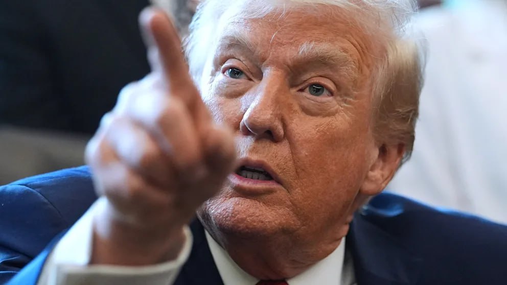 Мне не нужно международное право у меня нет намерения причинять людям вред Трамп дал четырёхчасовое интервью New York Times и объяснил зачем ему нужна Гренландия Президент США Дональд Трамп провёл четырёхчасовое интервью с четырьмя журналистами газеты New York Times которая традиционно относится к нему критически В ходе беседы он вновь сделал ряд заявлений по вопросам внешней и внутренней политики   Новый мировой порядок На вопрос о возможных ограничениях военной экономической и политической власти Трампа он ответил Да есть одна вещь моя собственная мораль Моя собственная голова Это единственное что может меня остановить Мне не нужно международное право у меня нет намерения причинять людям вред Журналисты уточнили означает ли это что его администрация не обязана соблюдать международные законы Трамп ответил Я их соблюдаю Это зависит от того что вы понимаете под международным правом   НАТО или Гренландия На вопрос о том что для него важнее Трамп не дал прямого ответа но признал что это возможно выбор либо либо Он также заявил что без участия США НАТО по его мнению в значительной степени теряет смысл   О Европе Я был очень лоялен по отношению к Европе Я хорошо справился со своей задачей Если бы не я Россия сейчас контролировала бы всю Украину сказал Трамп   Почему Трампу нужна Гренландия Потому что я считаю что это психологически необходимо для успеха Я думаю что владение даёт возможности которых нельзя добиться с помощью аренды или договора Собственность даёт преимущества которые не получишь просто подписав документ   Отношение к выборам Трамп заявил что он всегда уважает результаты выборов но за исключением случаев когда они сфальсифицированы и нечестны   О коррупции Трамп заявил что не видит проблемы в том что члены его семьи ведут бизнес за границей Во время моего первого срока я запретил им заниматься бизнесом и за это я не получил абсолютно никакого признания сказал он   Гонка искусственного интеллекта Тот кто выиграет войну в области искусственного интеллекта будет управлять миром заявил Трамп Он также сказал что ИИ создаст огромное количество рабочих мест но людей для их выполнения может не хватить поэтому придётся задействовать роботов BILD Russian