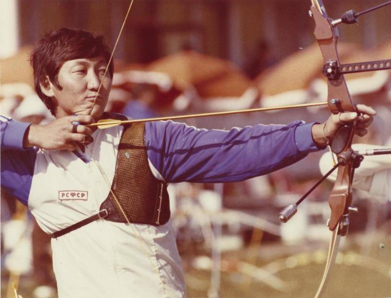 Забайкалье Встречай Уже традиционный открытый турнир по стрельбе из лука на призы Заслуженного мастера спорта СССР В Н Ешеева В этом году в турнире примут участие более 500 лучников из 17 стран мира Спортсмены из Азербайджана Армении Беларуси Вьетнама Казахстана Румынии Мексики Сербии Таджикистана Туркменистана Узбекистана Швейцарии Кореи Монголии Киргизии Китая Латвии и России будут состязаться за звание самых метких стрелков Россию представят более 300 лучников рассказали организаторы Турнир пройдет в физкультурно оздоровительном комплексе ЗабГУ с 5 по 7 декабря по адресу улица Баргузинская 43А Вход свободный Это событие не только подчеркивает важность стрельбы из лука в нашей стране но и способствует развитию международных связей в спорте добавили организаторы Приглашаем всех любителей спорта и активного отдыха прийти и поддержать участников турнира а также насладиться атмосферой спортивного праздника Напомним что Владимир Николаевич Ешеев родился в селе Новая Заря Читинская область советский стрелок из лука российский тренер и спортивный функционер заслуженный мастер спорта СССР Чемпион мира бронзовый призёр Олимпийских игр в Сеуле Президент Российской федерации стрельбы из лука Заслуженный работник физической культуры Российской Федерации Читай нас ТГ VK MAX