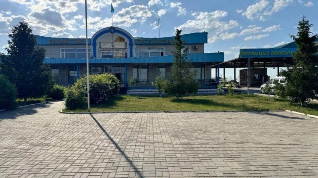 Почему образовались очереди на границе Казахстана и России, объяснили в КГД В последнее время в информационном пространстве активно обсуждаются заторы на казахстанско-российской границе, в частности, на автомобильном пункте пропуска «Жайсан». В комитете госдоходов сообщили, что скопление грузовиков ошибочно связывают с функционированием системы электронной очереди CarGoRuqsat. По информации КГД, основной причиной заторов стали дорожные работы на участке республиканской трассы Самара — Шымкент перед пунктом пропуска «Жайсан». Они начаты 13 мая, завершить планируется ориентировочно 7 июня. Из-за ремонта движение транспорта ограничено с применением временного светофора и шлагбаума, что снижает пропускную способность дороги. Кроме того с российской стороны на пункте пропуска «Сагарчин» функционируют только две полосы движения, в то время как с казахстанской стороны, на «Жайсане», их четыре. Это ещё одна причина образования очередей. Учитывая сложившуюся ситуацию, перевозчикам рекомендуют: заранее бронировать время пересечения границы в системе CarGoRuqsat и строго соблюдать дату прибытия; своевременно отслеживать информацию о дорожной обстановке и возможных ограничениях на пути следования; воздерживаться от использования программ-ботов и иных схем обхода системы — такие действия отслеживаются и пресекаются. Недавно «Орда» писала о многокилометровых очередях на автомобильном пункте пропуска между Атырауской областью Казахстана и Астраханской областью России. • Фото: КГД.