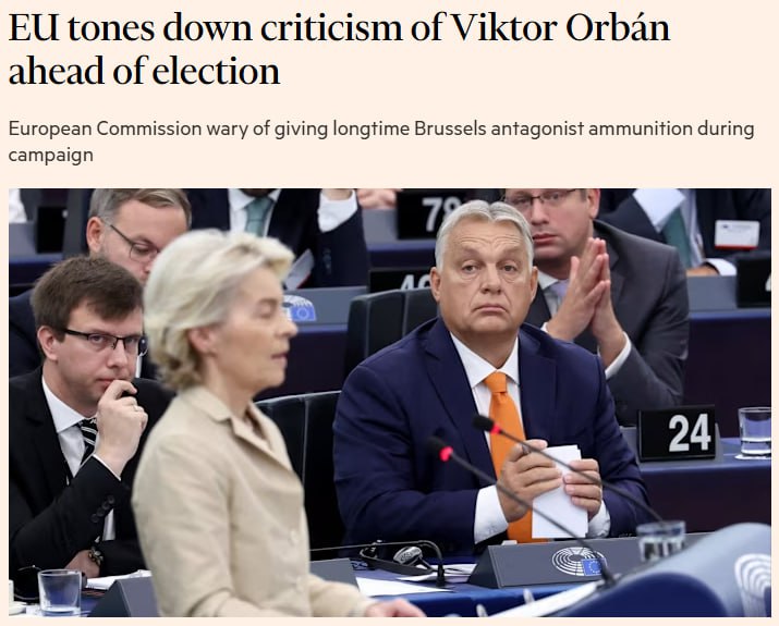 В преддверии парламентских выборов в Венгрии которые должны состояться 12 апреля Брюссель смягчил риторику в отношении Виктора Орбана Как сообщает Financial Times в структурах ЕС опасаются что излишне жесткая критика только укрепит позиции венгерского премьер министра который много лет строит свою стратегию на конфронтации с евробюрократами обвиняя ЕС в оказании давления на Будапешт и сравнивая Брюссель с репрессивным советским режимом По информации источников издания Еврокомиссия рассматривает возможность разблокировки 2 4 млрд финансовой помощи для Будапешта под предлогом достижения страной прогресса в демократических реформах При этом ранее чиновники Евросоюза заморозили часть европейского финансирования ссылаясь на нарушение венгерскими властями принципов верховенства права независимости судов и прозрачности госзакупок Согласно результатам опросов оппозиционная партия Тиса во главе с Петером Мадьяром опережает Фидес на 10 процентных пунктов Мадьяр обещает вернуть Венгрию в лоно Запада восстановить связи с НАТО и ЕС и даже отказаться от национальной валюты форинтов в пользу евро Официально Брюссель заявляет р сохранении нейтралитета в предвыборный период однако неофициально источники FT говорят о страхе сыграть Орбану на руку который объявляет любое давление из Брюсселя доказательством внешнего вмешательства и посягательства на суверенитет государства В этой ситуации ЕС боится что любое давление будет интерпретировано как прямое вмешательство что мобилизует лояльный Орбану сельский электорат Теперь Евросоюз вынужден подстраиваться под одного из самых неудобных своих членов уважаемые читатели