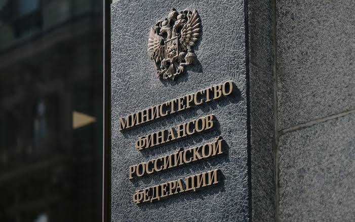 Минфин РФ предложил отменить льготный тариф страховых взносов для малого и среднего бизнеса в сфере строительства Для них предлагается установить общие тарифы 30 до предельной базы 2 759 млн рублей в 2025 году 15 свыше базы Пониженные тарифы для МСП вводились как временная мера в период ковида для удержания безработицы на низком уровне Затем льгота продлевалась по просьбе бизнеса В Минфине считают что мера не решает задачу по сохранению занятости в связи с чем предлагается ее переформатировать developers policy