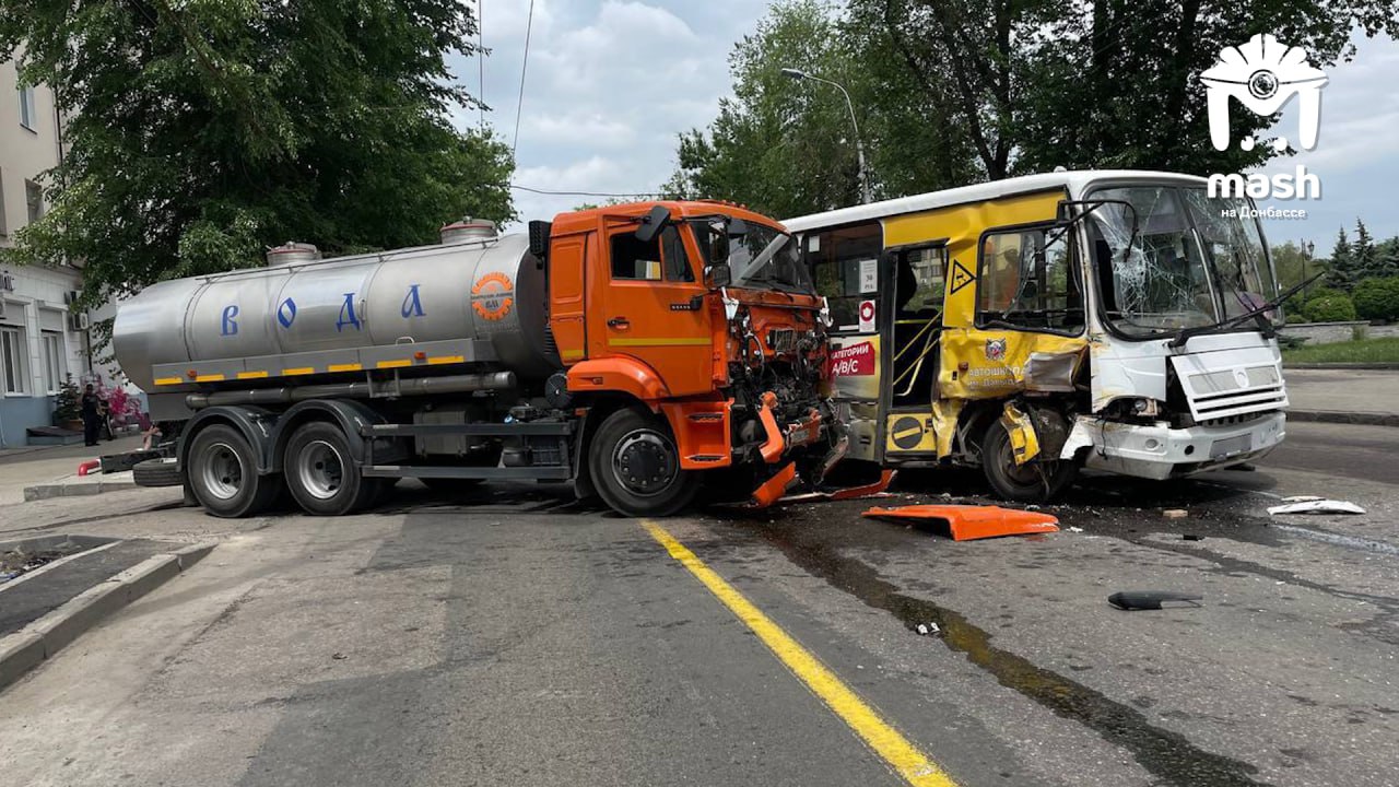 Четыре человека пострадали при столкновении водовоза и автобуса в центре Донецка. Автобус двигался по выделенной полосе на Университетской. Водитель КамАЗа выезжал на перекресток с Орешкова, но не уступил дорогу — машины столкнулись. Четыре пассажира автобуса пострадали.