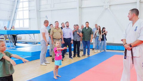 Хуснуллин посетил детско юношеский спортивный центр в Геническе Заместитель председателя правительства России Марат Хуснуллин совершил рабочую поездку в Херсонскую область в ходе которой осмотрел социальные объекты Не так давно в Геническе открылся после капремонта детско юношеский спортивный центр Под контролем Единого заказчика обновили фасад кровлю заменили окна и двери а также внутренние инженерные сети чтобы юные спортсмены возобновили занятия по боксу карате дзюдо самбо и общей физической подготовке в новых залах написал вице премьер в своем телеграм канале  Также Хуснуллин осмотрел арт резиденцию кластера Таврида Он отметил что на территории есть все необходимое для молодежи   Новости Херсонской области