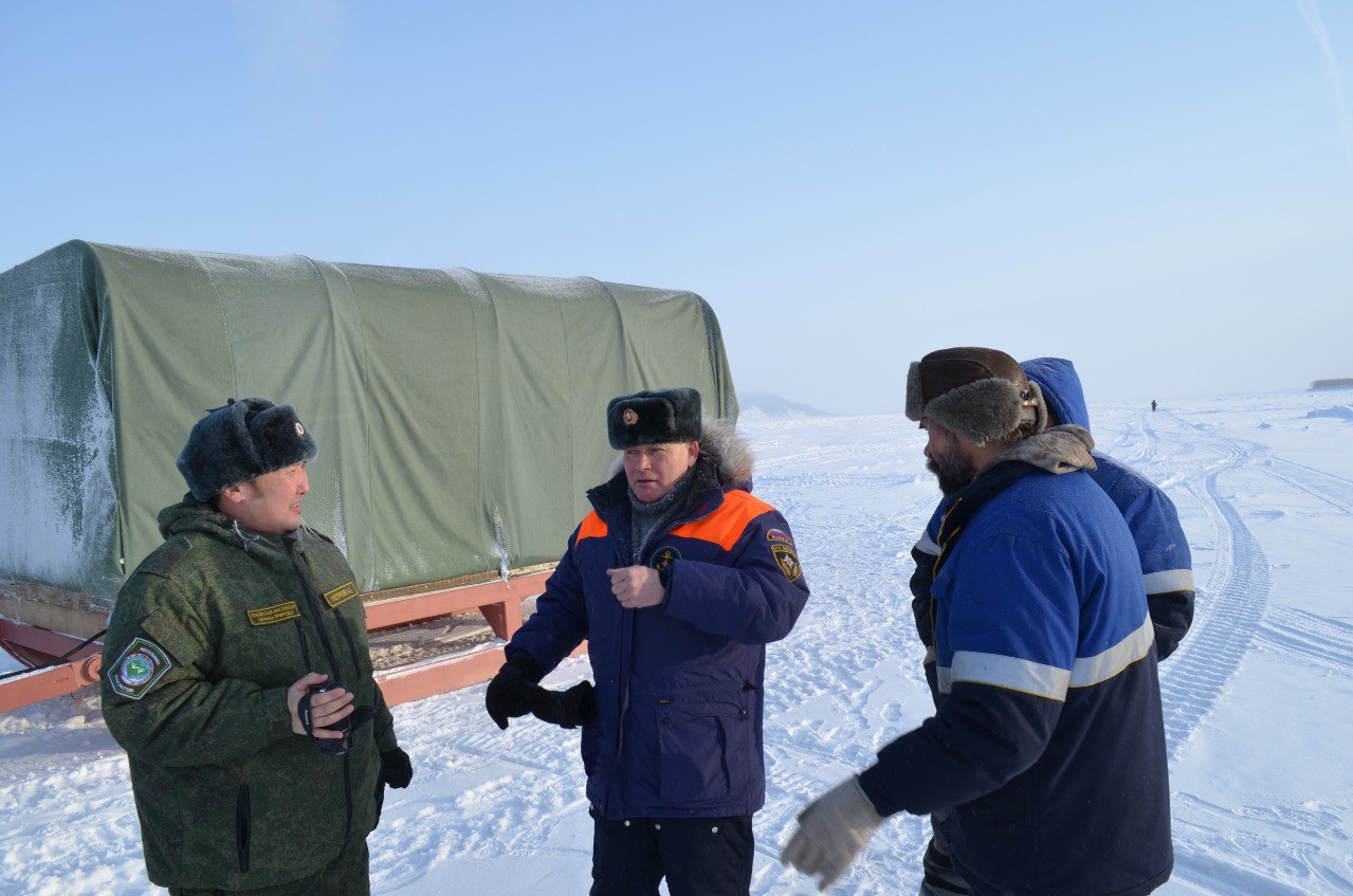 «Безопасный лед»  В Томпонском и Кобяйском районах Якутии регулярно проводятся профилактические беседы с местными жителями. Накануне государственные инспектора экологического надзора совместно с сотрудниками ГИБДД организовали акцию «Безопасный лед».  Цель этих бесед — предотвратить провалы транспорта под лед, которые могут привести к гибели людей, а также к ущербу для окружающей среды и водных объектов в осенне-зимний период.  Специалисты обоих районов рассказали жителям о правилах поведения на льду. Они обращались как к автомобилистам, так и к любителям зимней рыбалки.  Фото: Минэкология Якутии