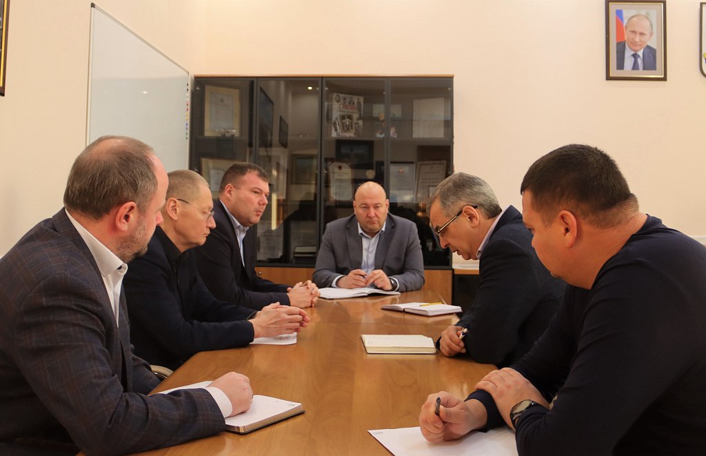 В социальных сетях поступали сообщения о ненадлежащей расчистке дорог и дворовых территорий По моему поручению в период прохождения циклона проводятся ежедневные заседания оперативного штаба Это возможность во время снегопада и до наступления нового отрегулировать работу коммунальных и дорожных служб Управляющие компании отвечают за обеспечение безопасности передвижения жителей по придомовым территориям и должны соблюдать графики уборки своевременно направлять отчеты в мэрию о проведенных работах Дорожные службы должны своевременно проводить очистку и обработку реагентами спусков и подъемов улиц а также лестниц и тротуаров Первоочередное внимание уделять маршрутам общественного транспорта остановкам и подходам к пешеходным переходам Бизнесу также необходимо оперативно очищать территории прилегающие к торговым точкам В связи с этим дано распоряжение осуществлять контроль за неисполнением предпринимателями их обязанностей по уборке территорий Представители мэрии контролируют состояние входных групп в детские сады школы учреждения культуры и спортивные объекты обеспечивая их надлежащую очистку от снега и наледи Серьезные снегопады еще впереди и мы должны встретить зиму во всеоружии Мы фиксируем недостатки в работе дорожных служб и будем усиливать контроль чтобы во время непогоды жители не испытывали неудобств