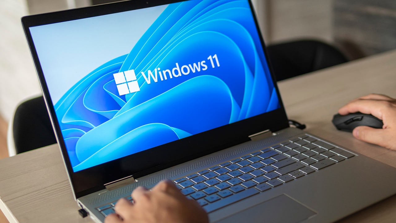 Новая функция Windows 11 позволит узнать, кто подглядывает за экраном вашего ноутбука Microsoft разрабатывает обновление для Windows 11, которое поможет защитить личную информацию. В операционной системе появится функция «Обнаружение наблюдателя», которая будет предупреждать о посторонних взглядах на экран. Эта система использует датчики присутствия, установленные во многих современных ноутбуках. Если кто-то заглядывает вам через плечо, Windows 11 сможет затемнить экран, выдать предупреждение о возможном нарушении конфиденциальности. КИБЕРФРОНТ.