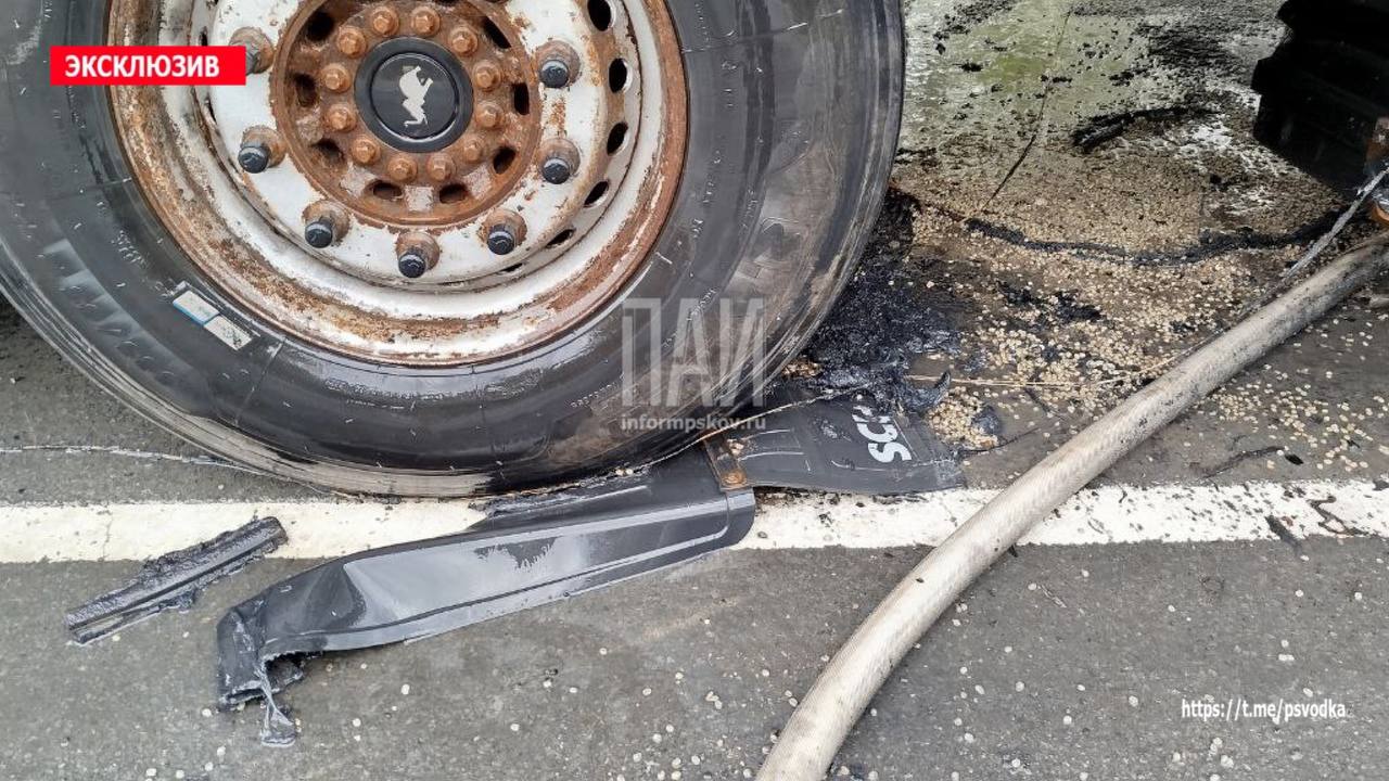 В Пустошкинском районе, в 10 км от Пустошки в сторону Риги на трассе М9, произошло возгорание фуры. Предварительная причина возгорания — заклинило колесо. Пострадавших нет. На месте работают бригада скорой помощи, пожарные подразделения и сотрудники ГАИ. Обстоятельства произошедшего выясняются.