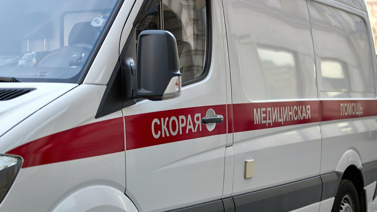 3-летняя девочка из Подмосковья выпила отраву для насекомых В Московской области трёхлетняя девочка выпила гель от муравьёв, который мама оставила на столе. Ребёнка госпитализировали. Об этом сообщает пресс-служба регионального Минздрава. Девочка решила попробовать на вкус содержимое яркого тюбика, на вкус гель с инсектицидом был резкий и неприятный, поэтому она тут же рассказала о случившемся маме. Женщина вызвала скорую, медики оказали ребёнку всю необходимую помощь. «Попадание внутрь такого геля может вызвать серьезные проблемы, особенно у детей, чьи организмы ещё недостаточно развиты для нейтрализации токсинов. В Видновской больнице ребёнку промыли желудок и провели инфузионную терапию», – отметили в медицинском ведомстве. Там добавили, что сейчас с девочкой всё хорошо, она уже выписана домой. Специалисты призвали граждан хранить бытовую химию только в недоступных для детей местах.