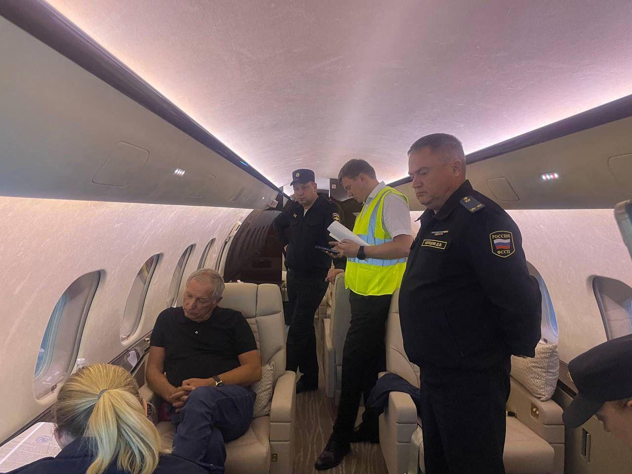 У экс-владельца Дарасунского рудника арестовали все активы  Генпрокуратура через суд наложила арест на всё имущество зампреда Заксобрания Челябинской области Константина Струкова и его семьи — от недвижимости и транспорта до счетов, акций и долей в компаниях.  Под арест также попало имущество начальника СУ СКР по области Алексея Колбасина и ещё двух ответчиков. По версии надзора, они помогли компаниям Струкова избежать выплаты 3,9 млрд рублей ущерба, нанесённого природе.    Всем фигурантам иска запрещён выезд из страны.  Напомним, 3 июня на рабочем месте Струкова в компании «Южноуралзолото» сотрудники ФСБ и СК провели обыски.  Как сообщали источники в силовых структурах:  Это связано с выявленными нарушениями правил охраны окружающей среды, промышленной безопасности и эксплуатации промышленных объектов.   5 июля он попытался вылететь на своём самолете в Турцию. В «Южуралзолото» информацию опровергли, однако в сети появились фото Струкова в самолете, в окружении силовиков.   Константин Струков занимает 78-ю строчку в рейтинге самых богатых людей России по версии Forbes с состоянием в $1,9 млрд.