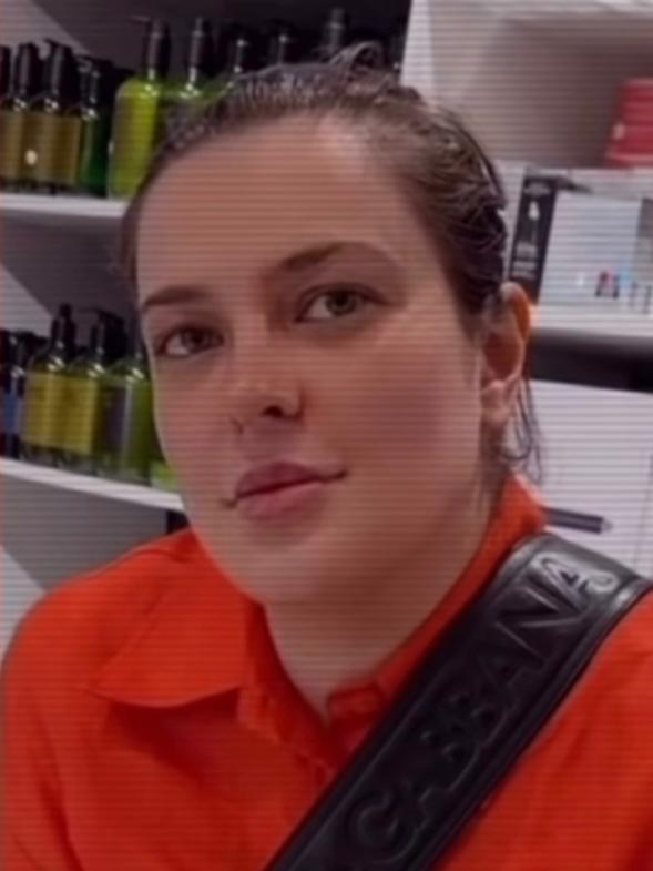 СК SOS бежавшую в Грузию чеченку вывезли обратно в республику и похоронили через два дня 33 летняя Алия Оздамирова покинула Чечню 20 октября 9 ноября ее обманом или насильно вывезли из Грузии обратно и похоронили 12 го числа Об этом сообщает Кризисная группа СК SOS По данным правозащитников об ориентации девушки узнали ее братья и именно от них исходили угрозы Отец Алии Усман Оздамиров возглавлял Гудермесский муниципальный район Чеченской республики и как пишут СМИ был приближенным Рамзана Кадырова